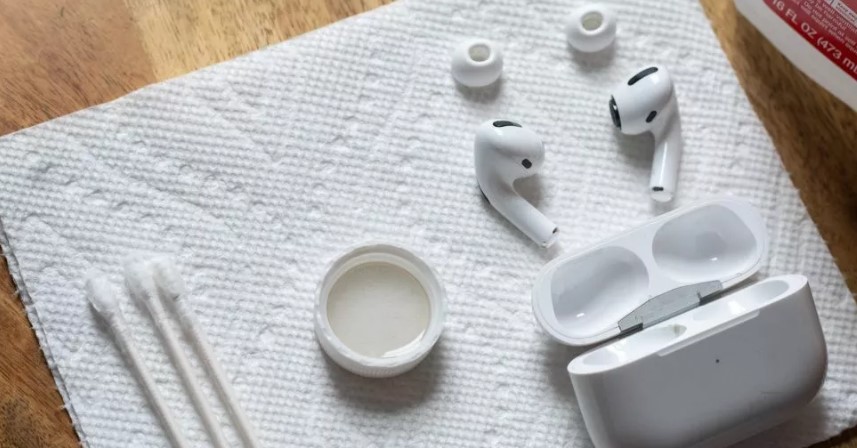 Cleaning the AirPods Microphone
